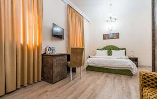 Отель Golden Light Hotel Тбилиси Семейный номер с душем-8