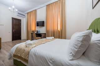 Отель Golden Light Hotel Тбилиси Семейный номер с душем-9
