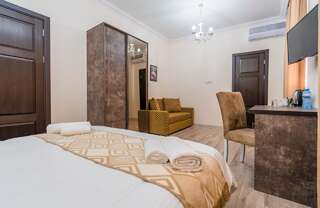 Отель Golden Light Hotel Тбилиси Семейный номер с душем-10